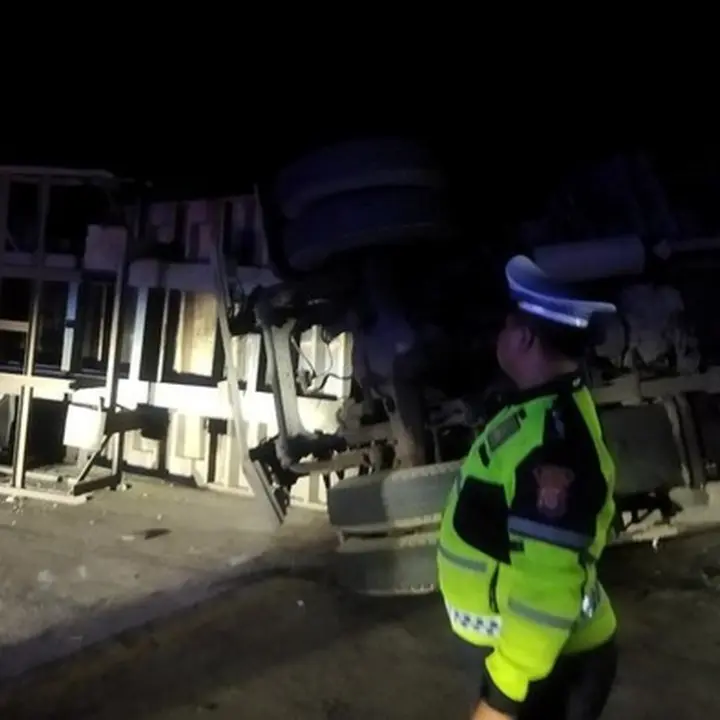 Truk Kontainer Bermuatan Kayu Terguling di Tanjakan Pandeglang, Diduga Overload