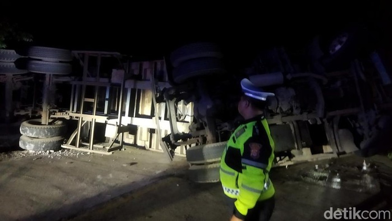 Truk Kontainer Bermuatan Kayu Terguling di Tanjakan Pandeglang, Diduga Overload Truk Kontainer Bermuatan Kayu Terguling di Tanjakan Pandeglang, Diduga Overload