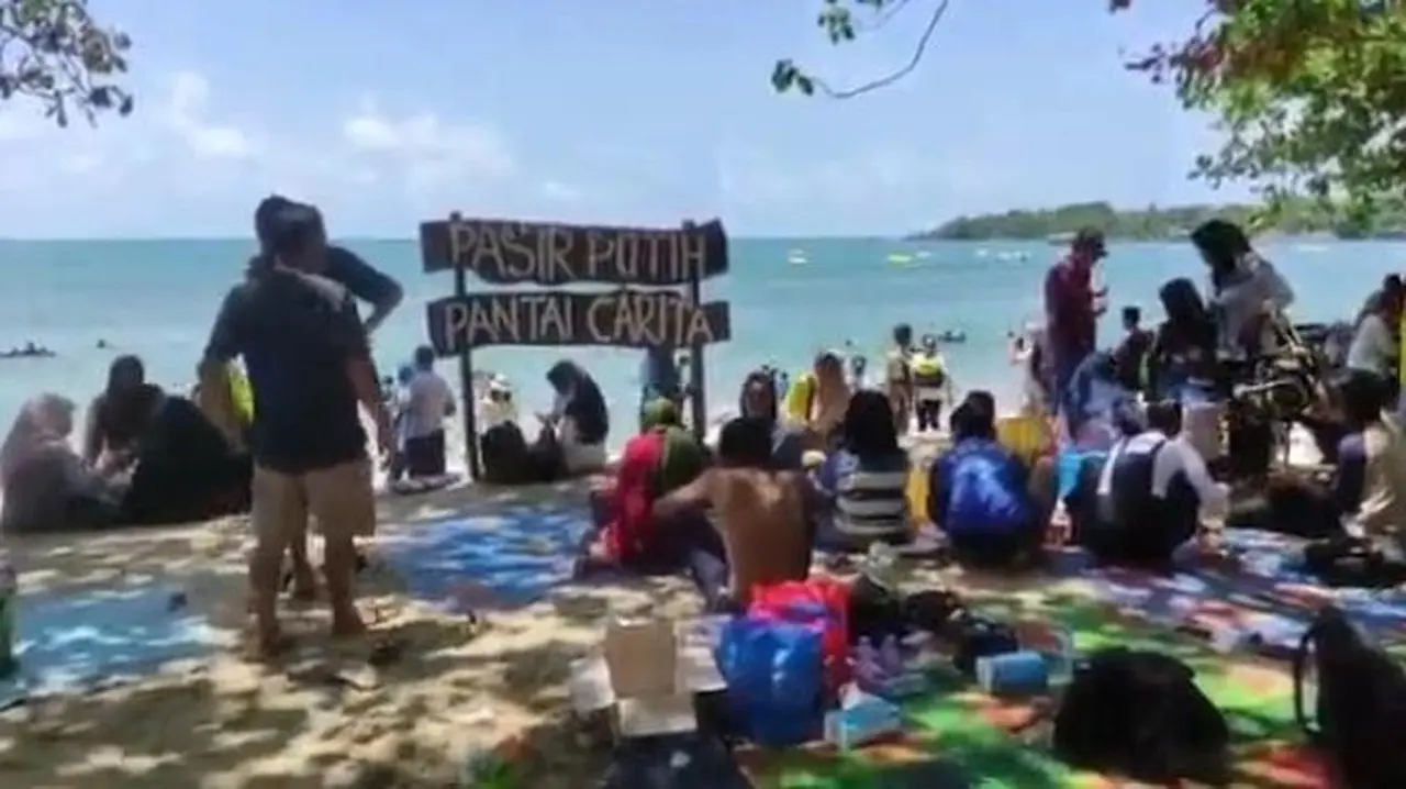 Pantai Pasir Putih Carita, Kabupaten Pandeglang (dok.istimewa).