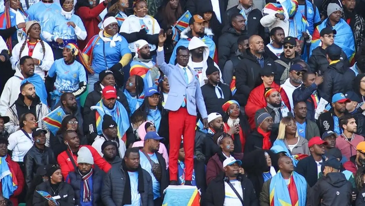 Fans Kongo Bergaya Bak Patung Pahlawan Anti Kolonialisme Afrika Patrice Lumumba. (foto: Defodi Images Via Getty Images/defodi Images)