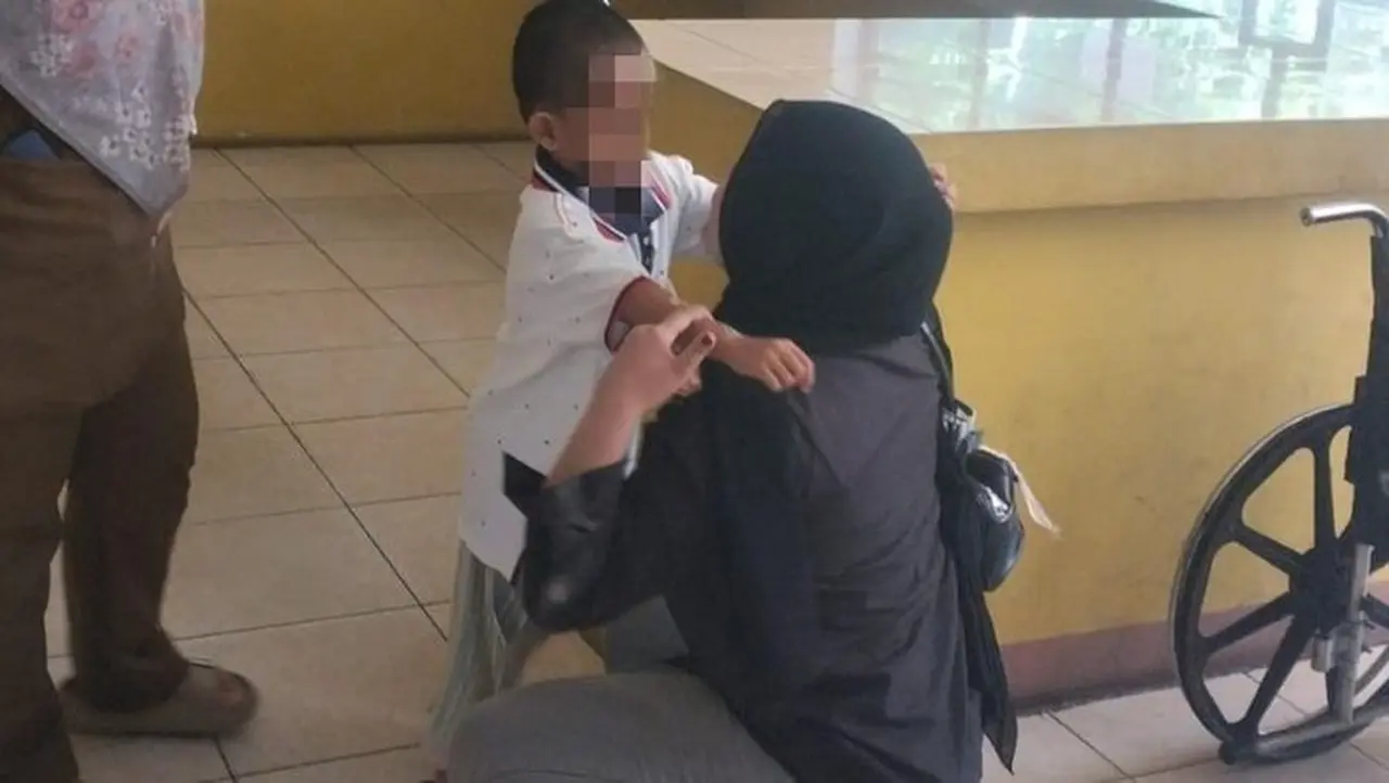 Foto: Saat Noval Bertemu Dengan Ibunya (dok Satpol Pp Kebayoran Lama)