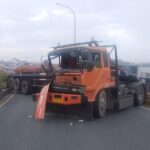 Truk Tronton Muatan Besi Melintang di Flyover Ciputat, Lalu Lintas Tangerang Selatan Macet Parah