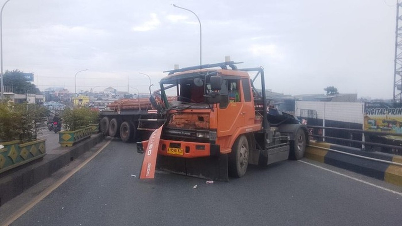Truk Tronton Muatan Besi Melintang di Flyover Ciputat, Lalu Lintas Tangerang Selatan Macet Parah