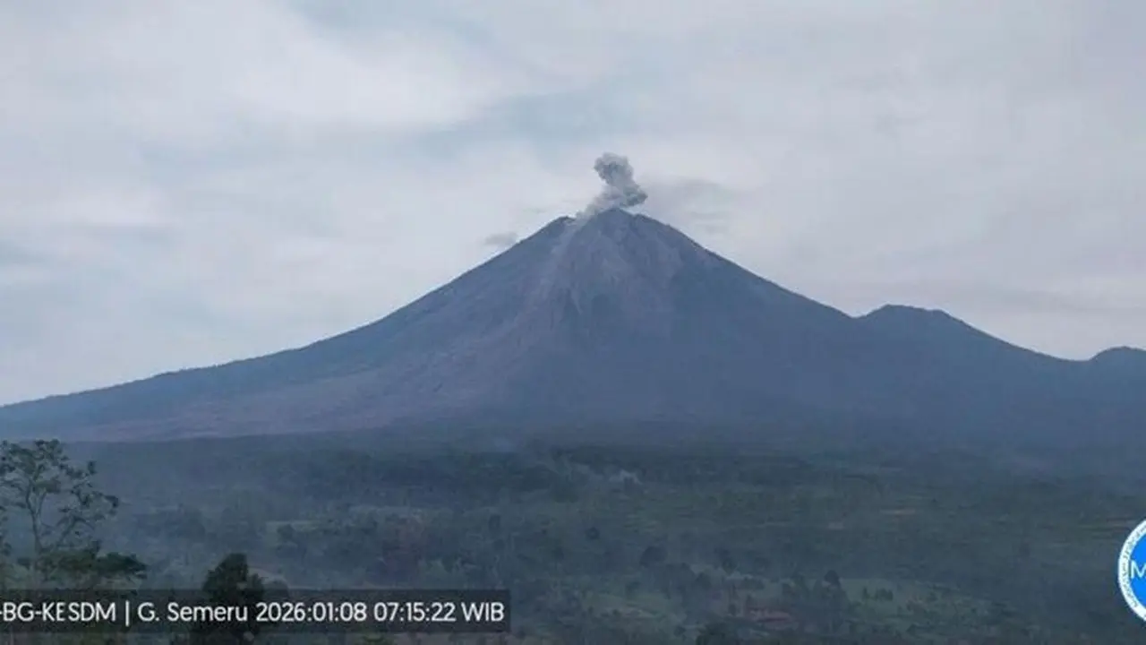 Foto: Gunung Semeru Erupsi Disertai Letusan Setinggi 700 Meter Di Atas Puncak Pada Kamis (8/1/2026) Pagi. Antara/ho Pvmbg