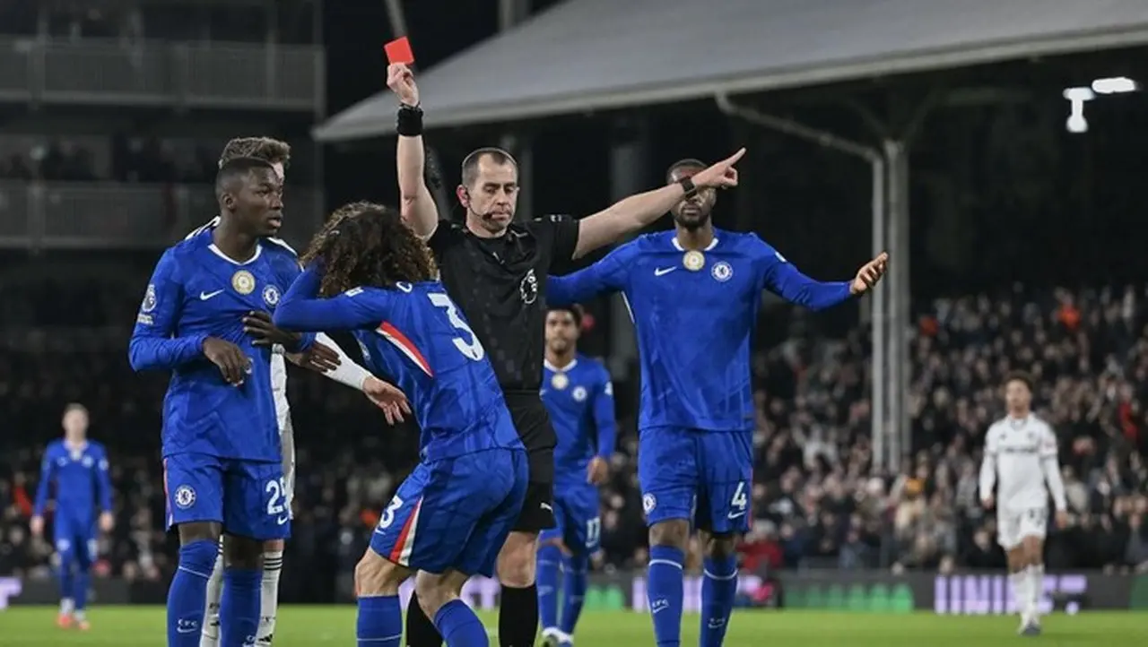 Marc Cucurella Mendapat Kartu Merah Di Laga Fulham Vs Chelsea. (foto: Getty Images/vince Mignott/mb Media)