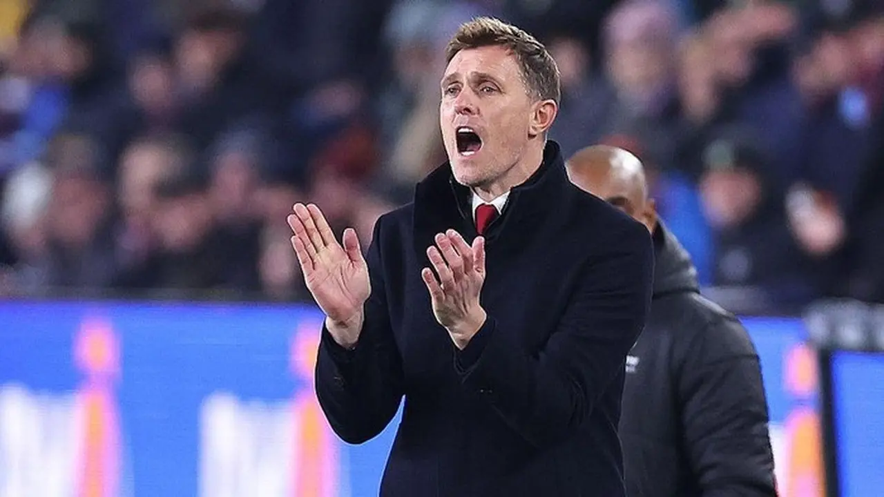 Pelatih Interim Manchester United Darren Fletcher Kecewa Berat Timnya Cuma Imbang 2 2 Melawan Burnley (foto: Getty Images/robbie Jay Barratt Ama)