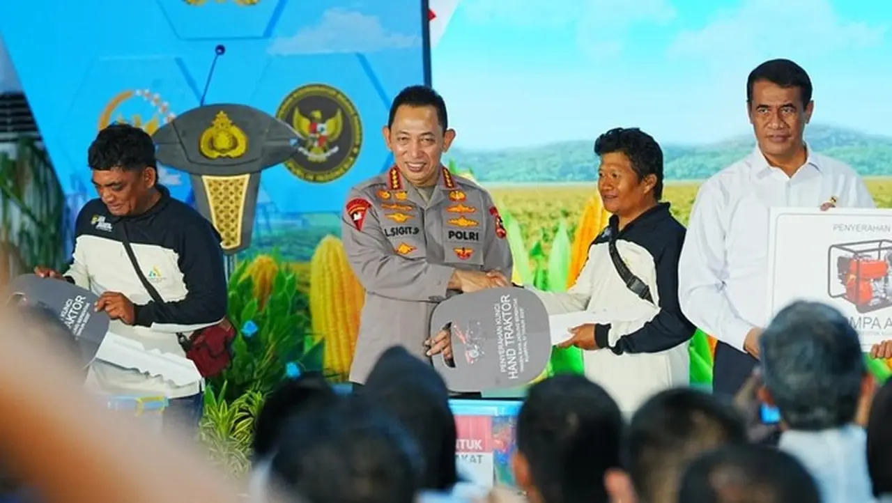 Foto Kapolri Salurkan Bantuan: (dok Istimewa)