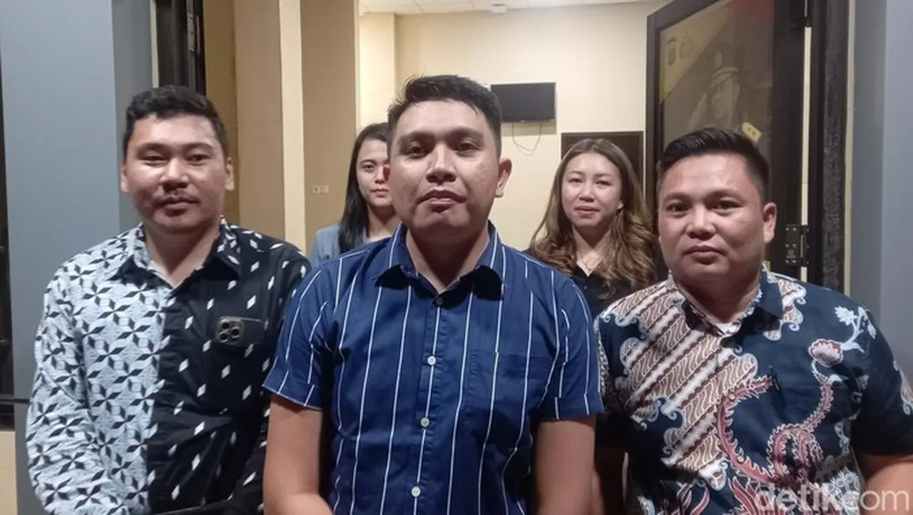 Foto: Tim Kuasa Hukum Keluarga Korban Emm, Niczem Alfa Wengen (tengah) Saat Ditemui Di Mapolda Sulut. (fistel Mukuan/detikcom)