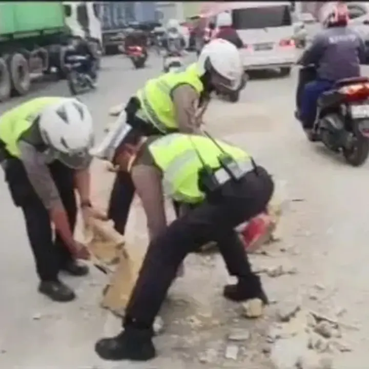 Mobil SUV Tabrak Beton Barrier di Bekasi, Polisi Bersihkan Puing dan Atur Lalu Lintas