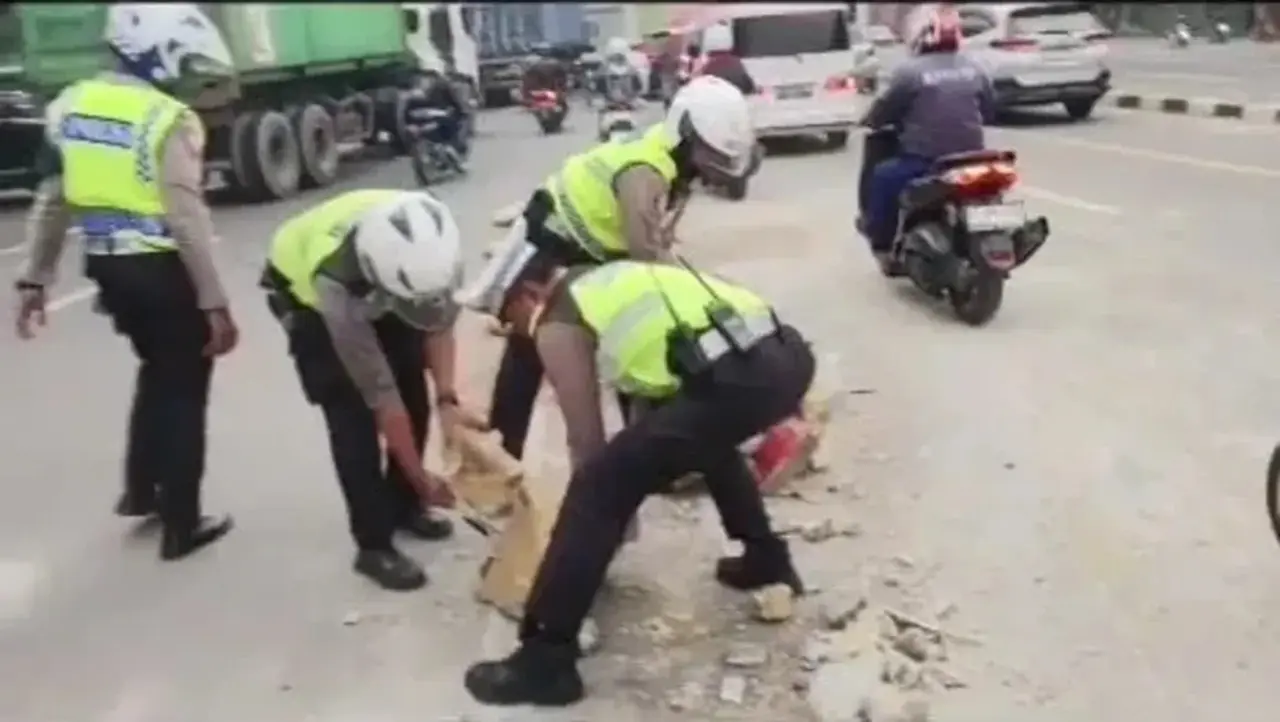 Foto: Mobil Jenis Suv Menabrak Pembatas (barrier) Beton Di Jalan Jenderal Ahmad Yani, Kota Bekasi Dan Memicu Kemacetan. Polisi Mengatur Lalin Dan Bersihkan Puing. (dok Istimewa)