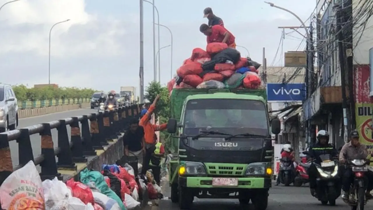 Pemkot Tangsel Angkut Sampah Di Jalan. (foto: Dok.pemkot Tangsel)