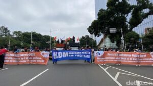 Buruh Geruduk Istana Negara, Tuntut Revisi UMP DKI Jakarta 2026 Jadi Rp 5,88 Juta