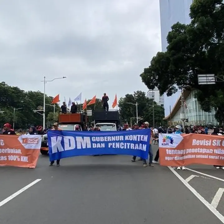 Buruh Geruduk Istana Negara, Tuntut Revisi UMP DKI Jakarta 2026 Jadi Rp 5,88 Juta