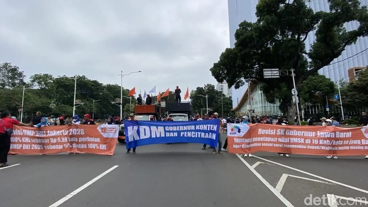 Foto: Massa Buruh Mulai Mendatangi Kawasan Patung Kuda, Jakarta Pusat. (devi/detikcom).