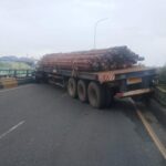 Truk Tronton Muatan Pipa Baja Kecelakaan di Flyover Ciputat, Sopir Terjepit