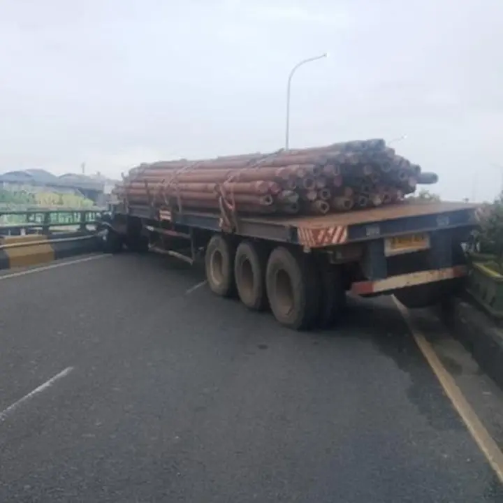 Truk Tronton Muatan Pipa Baja Kecelakaan di Flyover Ciputat, Sopir Terjepit