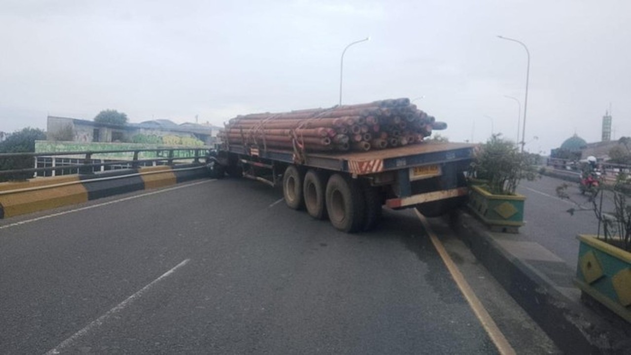 Truk Tronton Muatan Pipa Baja Kecelakaan di Flyover Ciputat, Sopir Terjepit
