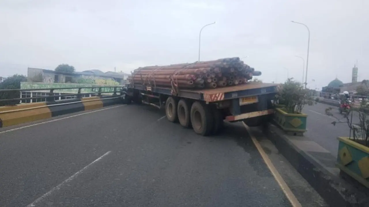 Foto: Truk Tronton Muatan Pipa Baja Melintang Di Flyover Ciputat Menyebabkan Kemacetan. (dok. Istimewa)