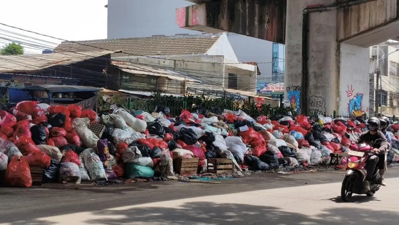 Tumpukan Sampah Di Ciputat, Tangsel. (foto: Kurniawan Fadilah)