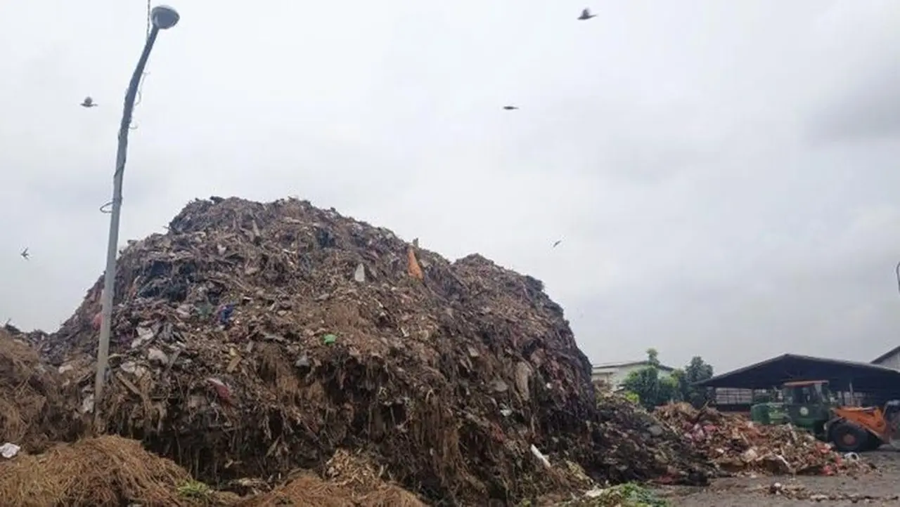 Foto: Tumpukan Sampah Yang Kerap Menggunung Di Pasar Induk Kramat Jati Dan Menimbulkan Bau Busuk. Warga Sekitar Terganggu Bau Sampah Yang Membusuk. (antara/siti N)