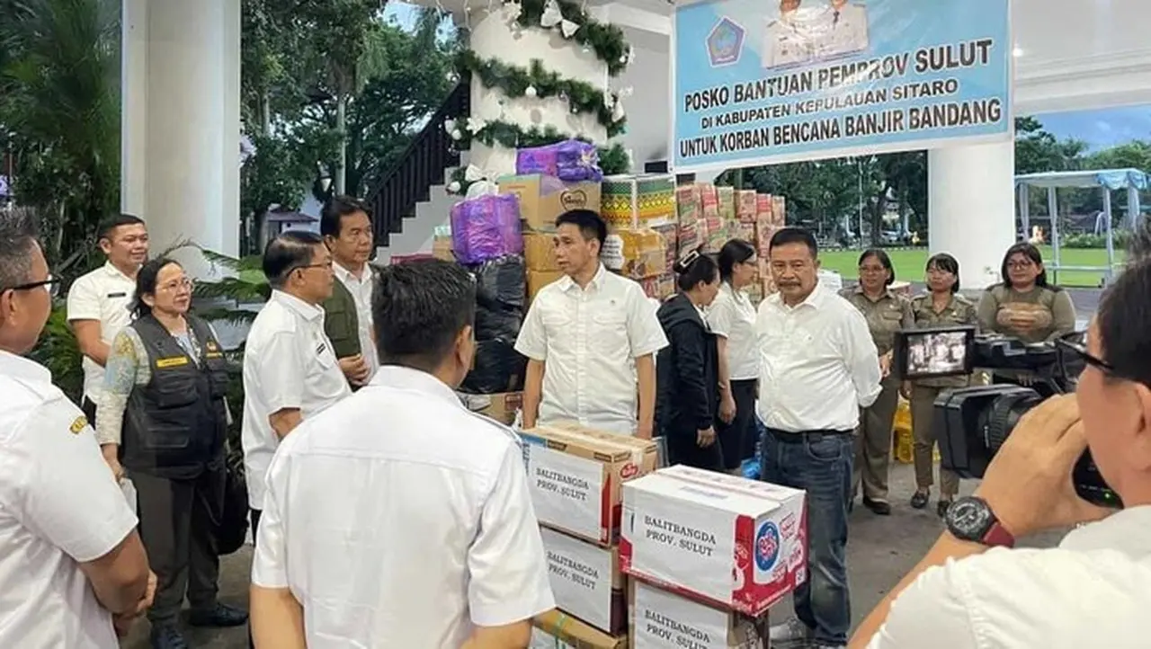 Foto: Wamendagri Iii, Akhmad Wiyagus, Didampingi Pejabat Pemprov Sulut, Saat Berada Di Posko Bencana.