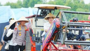 Kapolri dan Ketua Komisi IV DPR Panen Jagung di Bekasi, Komitmen Kawal Swasembada Pangan Nasional