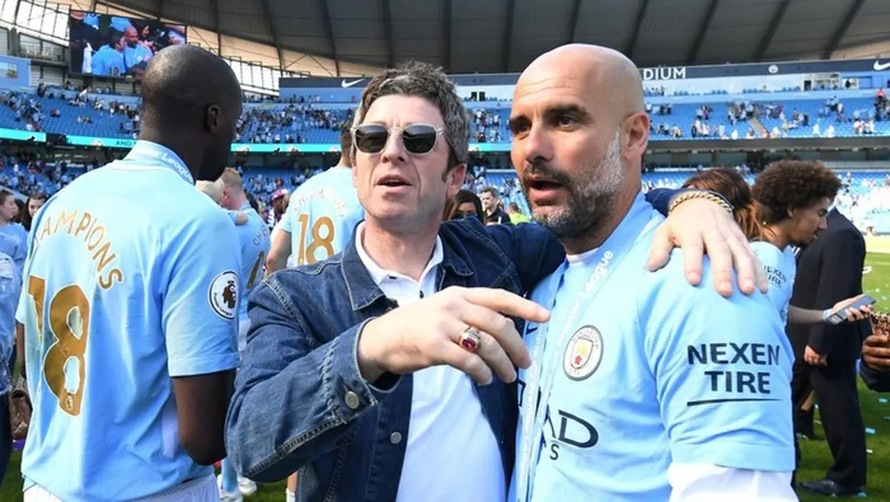 Noel Gallagher Bersama Manajer Manchester City Pep Guardiola. (foto: Getty Images/michael Regan)