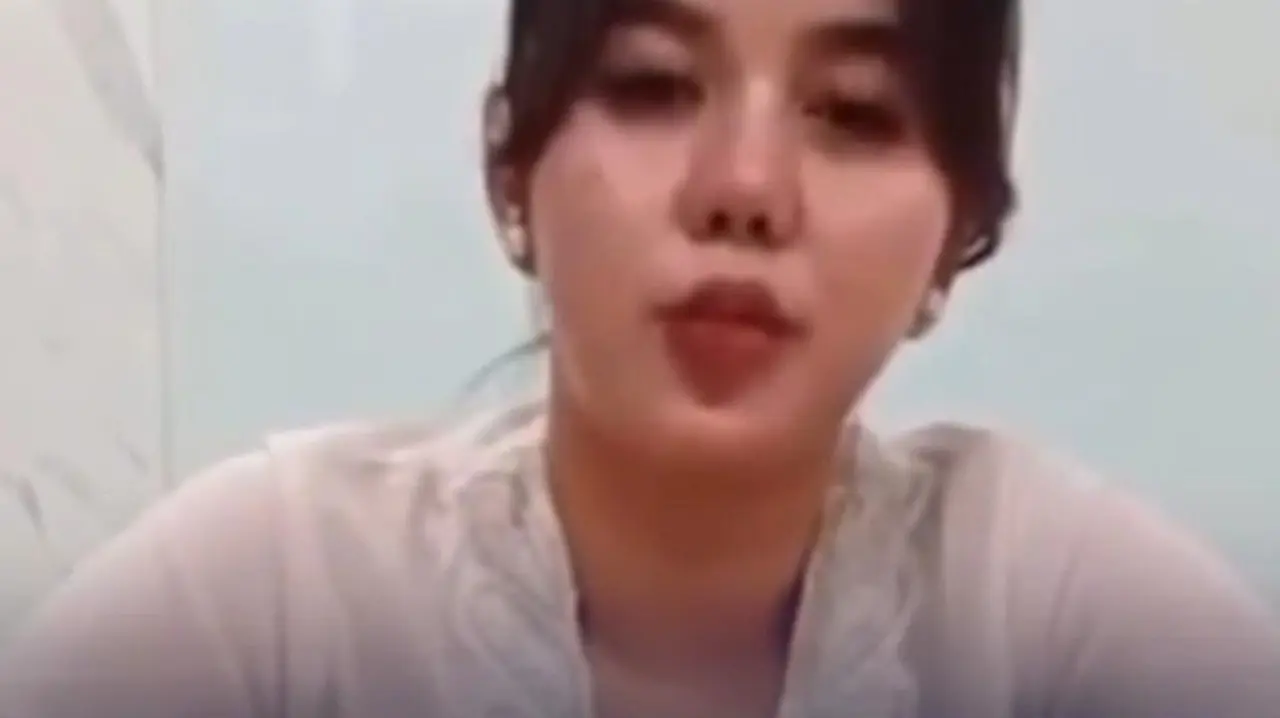 Foto: Tangkapan Layar Video Wanita Meminta Maaf Usai Nyamar Jadi Pramugari Batik Air. (dok. Istimewa/tangkap Layar)