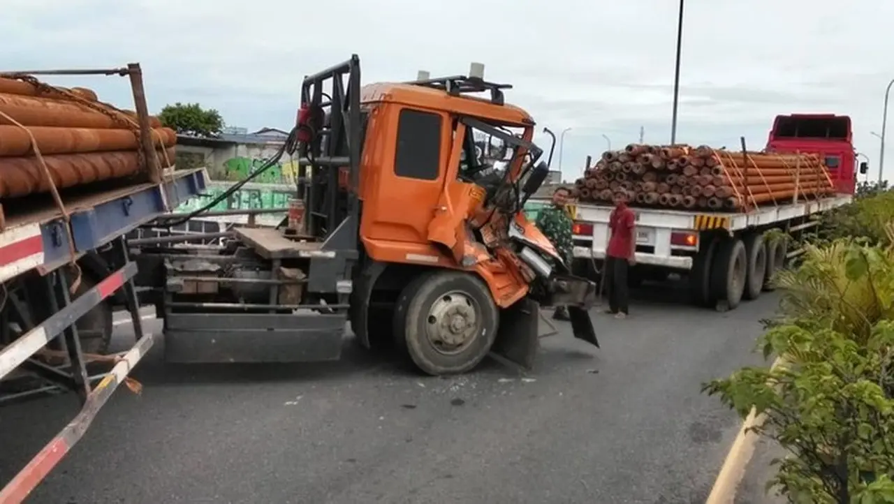 Dua Unit Truk Tronton Mengalami Kecelakaan Di Flyover Ciputat, Tangsel. (dok. Istimewa)