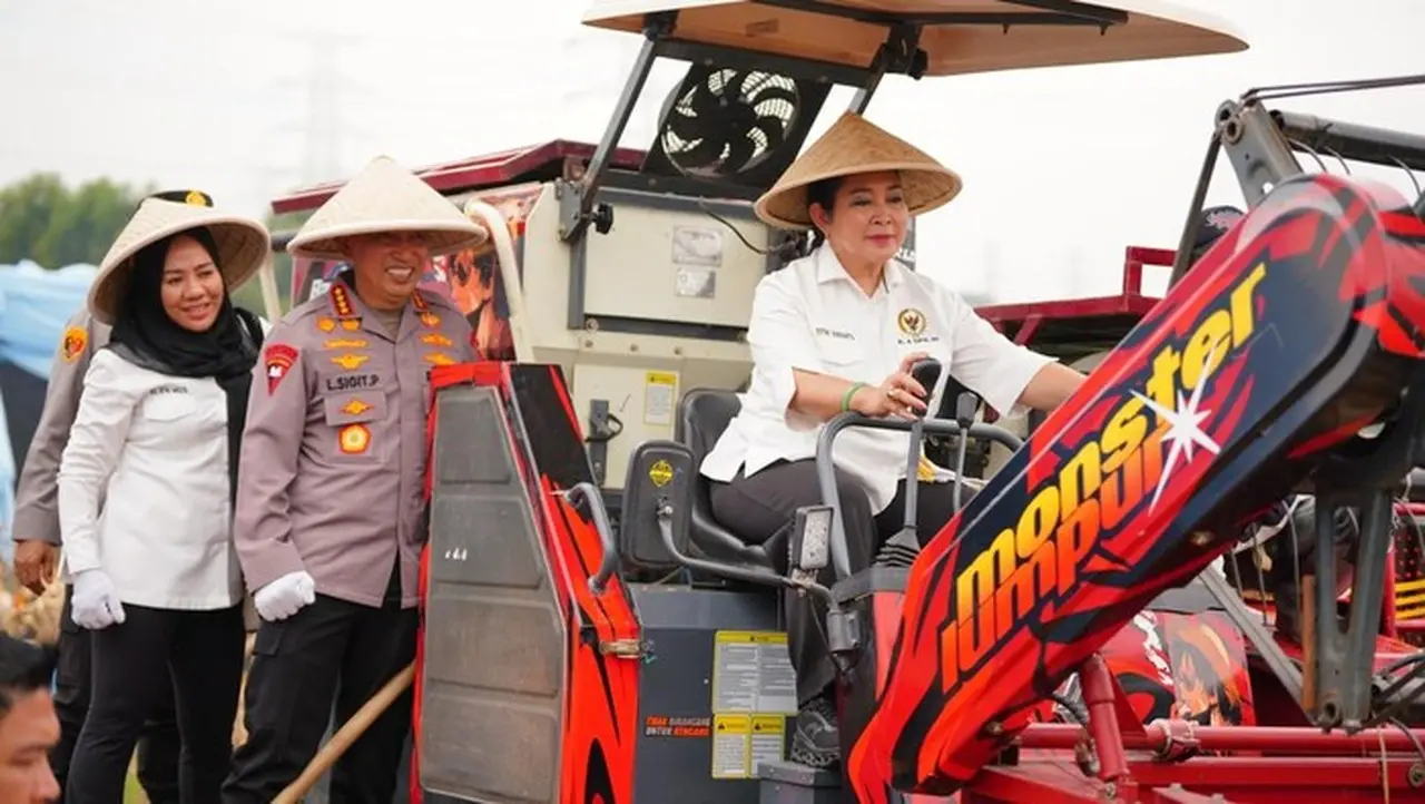 Titiek Soeharto Dan Kapolri Jenderal Listyo Sigit Prabowo Panen Raya Jagung Di Cikarang, Bekasi. (dok. Istimewa)