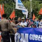 Aksi Humanis Polisi di Monas: Bagikan Roti dan Air Mineral untuk Buruh