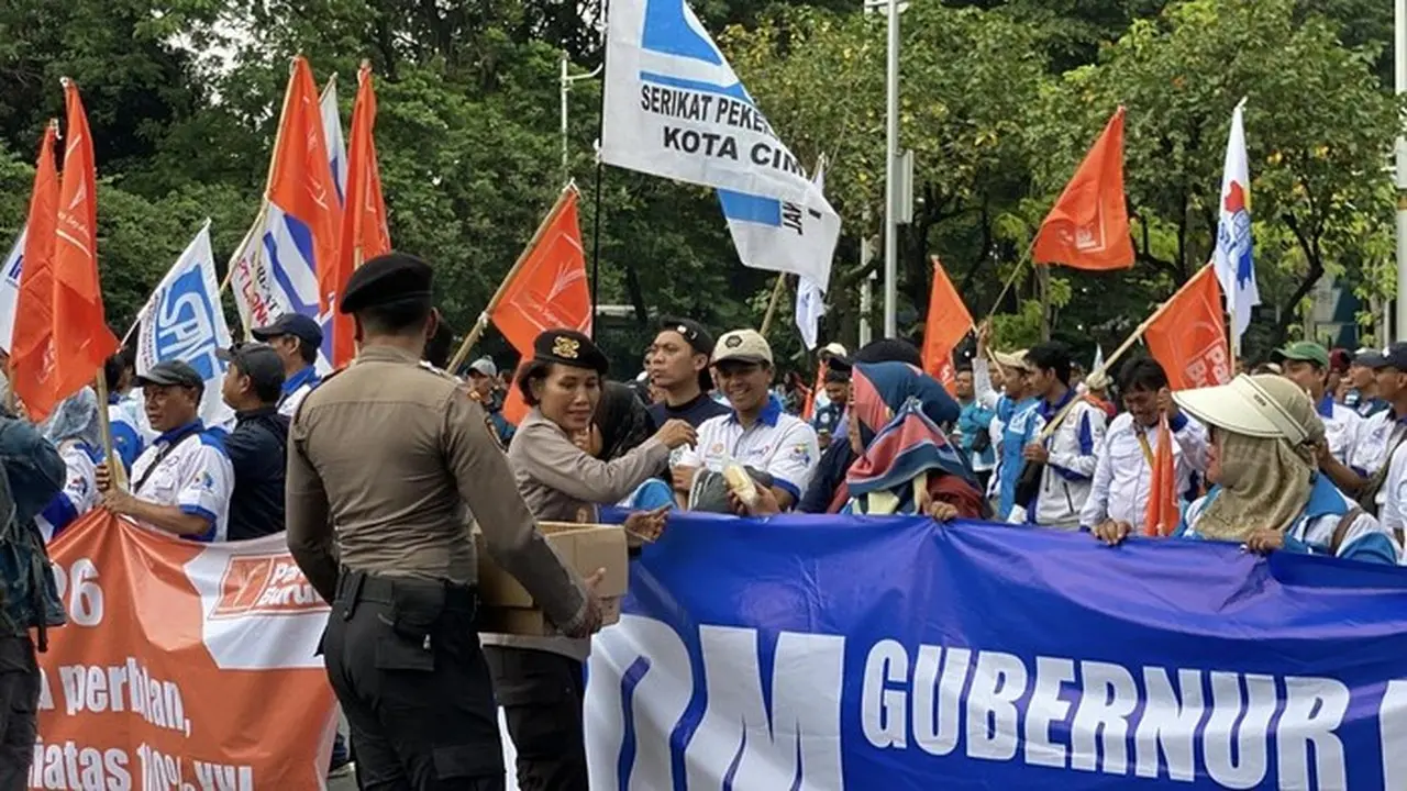 Polisi Bagikan Air Mineral Dan Roti Ke Massa Buruh Di Monas (foto: Devi Puspitasari/detikcom)