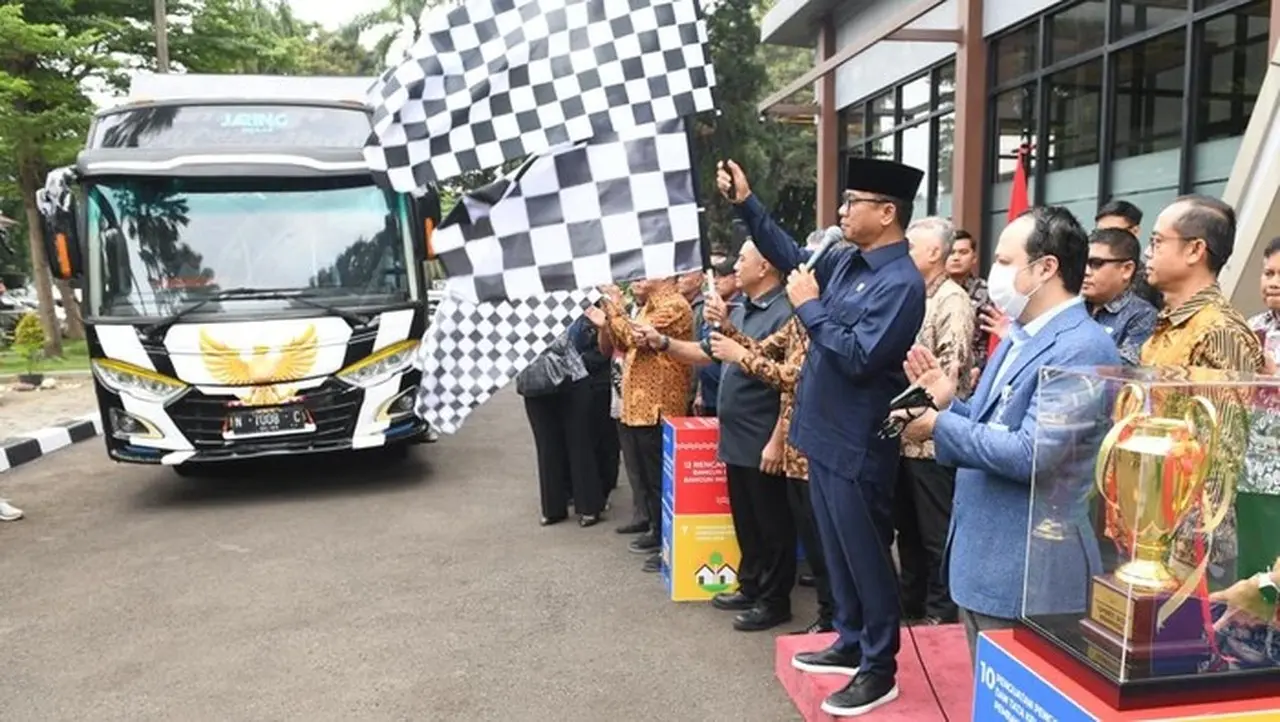 Foto: Menteri Desa Dan Pembangunan Daerah Tertinggal (mendes Pdt) Yandri Susanto Melepas Bus Esports Desa (dok Istimewa)