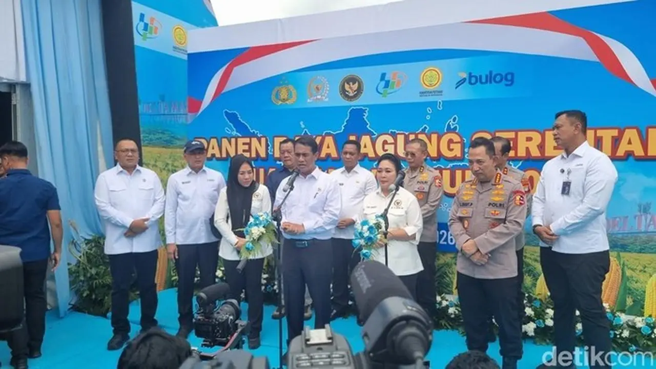 Panen Raya Jagung Di Kampung Tembong Gunung, Desa Sukamahi, Cikarang Pusat, Kabupaten Bekasi, Kamis (8/1/2026).