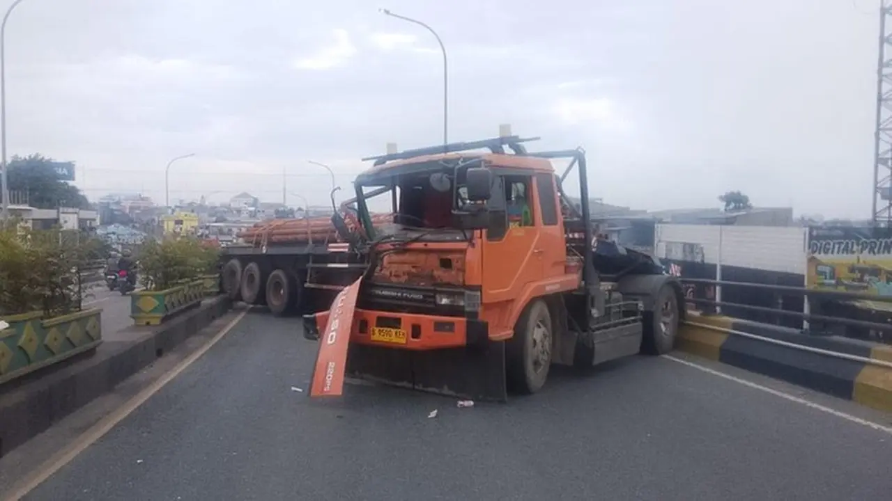 Truk Tronton Muatan Pipa Baja Mengalami Kecelakaan Di Flyover Ciputat, Tangsel. (dok. Istimewa)