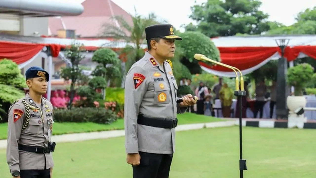 Foto: Kapolda Jawa Tengah Irjen Ribut Hari Wibowo Memimpin Upacara Kenaikan Pangkat. (dok.istimewa)