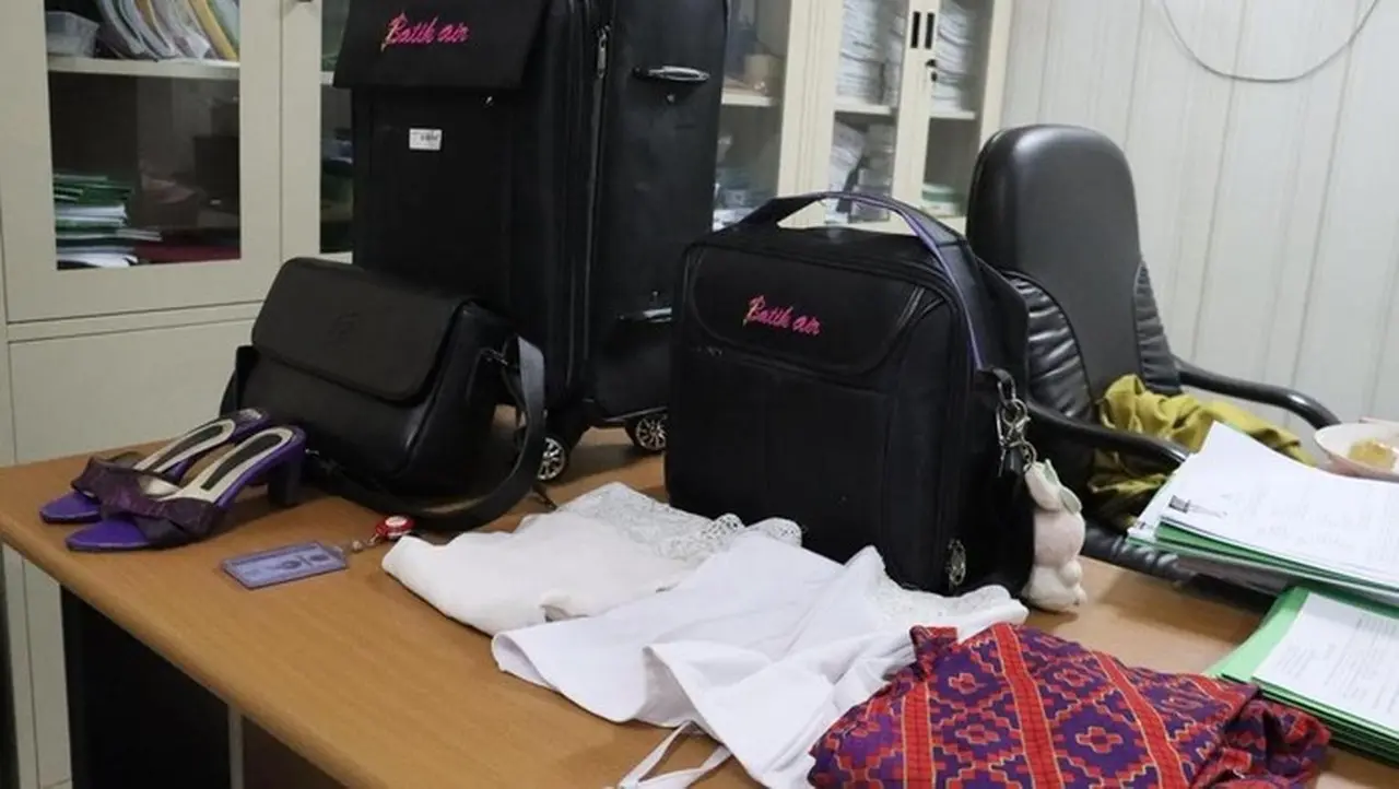 Polisi Mengamankan Seragam Hingga Koper Milik Pramugari Gadungan Di Bandara Soekarno Hatta. (foto: Dok. Istimewa)