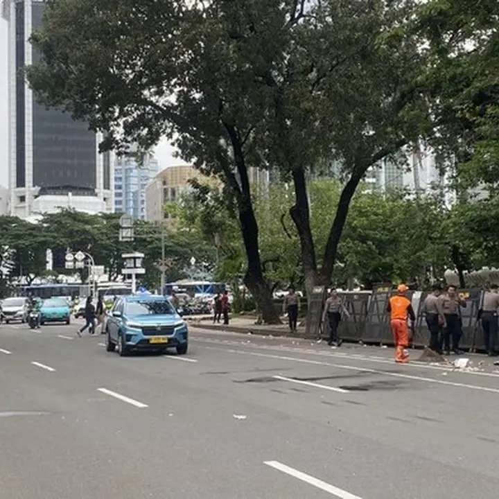 Buruh Bubarkan Diri, Jalan Medan Merdeka Selatan Jakarta Pusat Kembali Dibuka