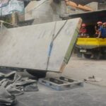 Truk Material Terguling di Mampang Prapatan Sebabkan Kemacetan Parah Siang Tadi