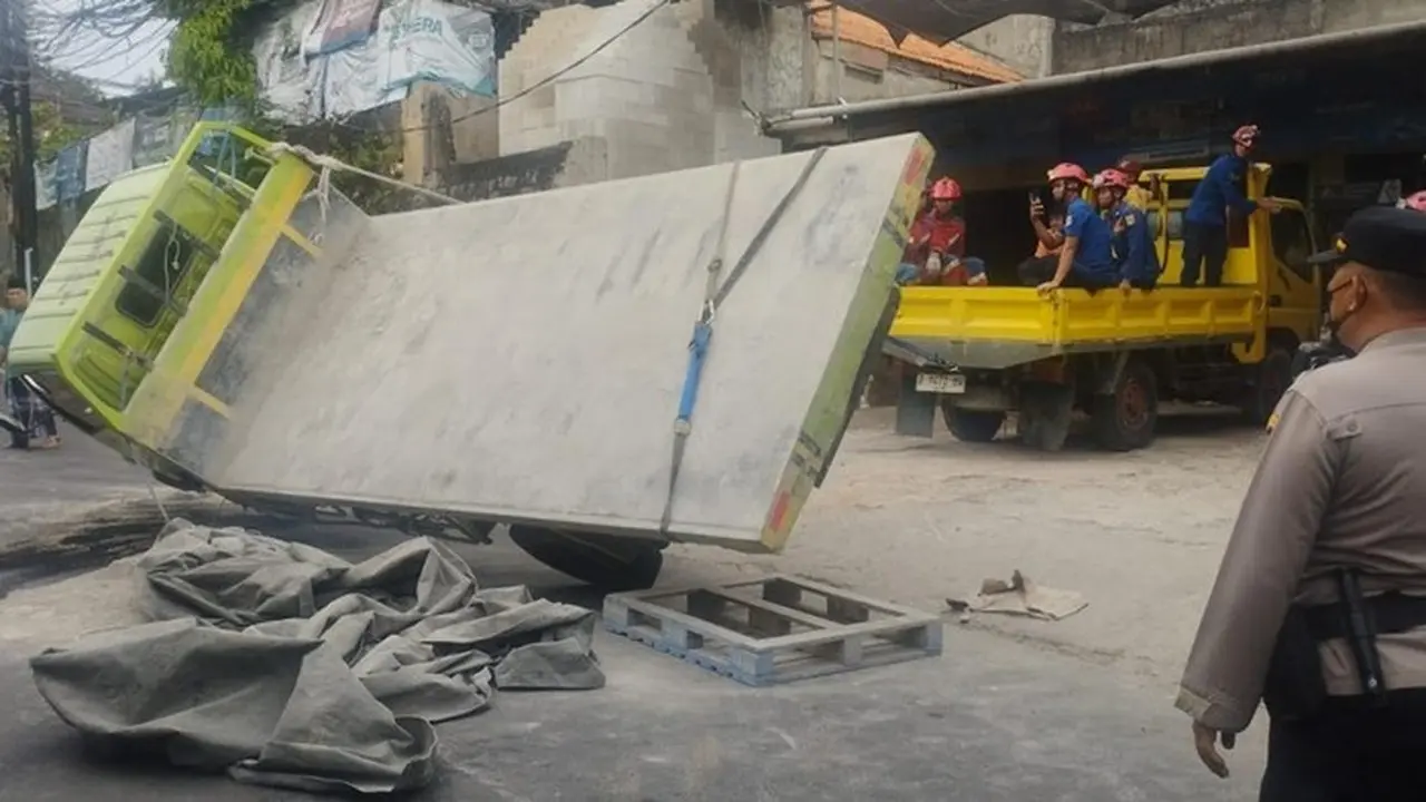 Truk Mengangkut Material Bangunan Terguling Di Mampang Prapatan, Jaksel. Truk Tersebut Sempat Menutup Seluruh Badan Jalan. (dok Istimewa)