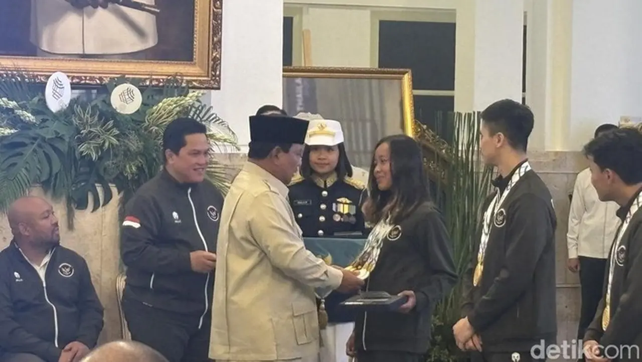 Momen Presiden Prabowo Terkejut Hitung Banyaknya Medali Emas Milik Martina Ayu (firda Cynthia/detikcom)