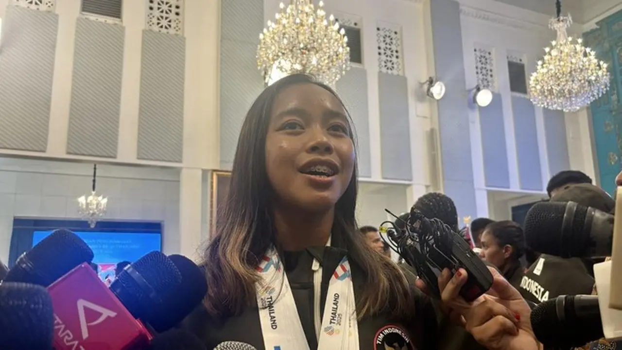 Atlet Triatlon, Martina Ayu Pratiwi, Menerima Bonus Langsung Dari Presiden Prabowo Subianto (foto: Firda/detikcom)