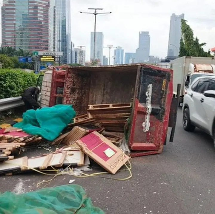 Truk Muatan Granit Terbalik di Tol Dalam Kota, Lalu Lintas Cawang-Grogol Macet Parah