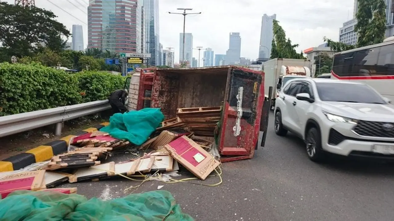 Truk Terguling Gara Gara Ban Pecah Di Tol Dalam Kota Menyebabkan Kemacetan Ke Arah Grogol. (dok. Istimewa)