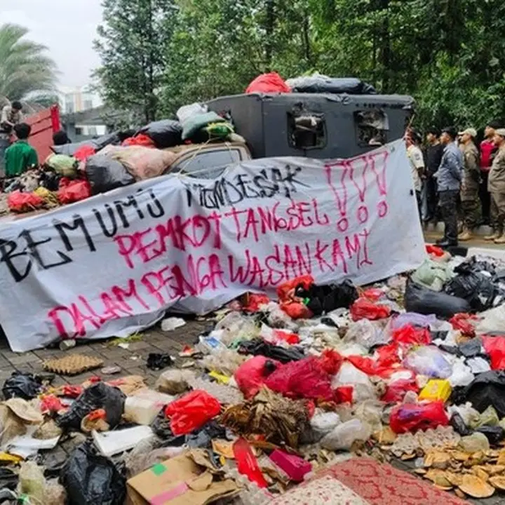 Mahasiswa Tumpahkan 2 Truk Sampah di Kantor Walkot Tangsel, Tuntut Solusi Polemik Persampahan