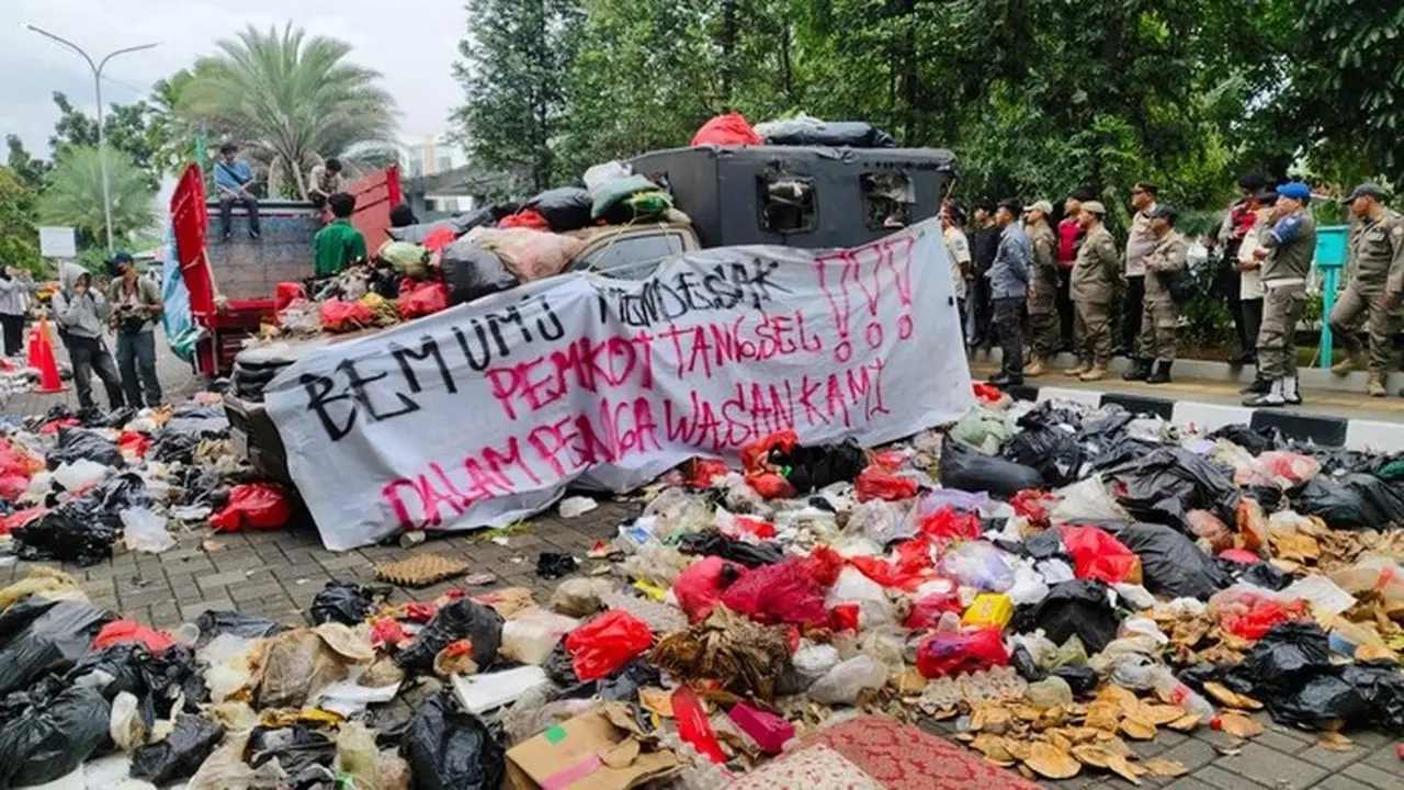 Puluhan Mahasiswa Berdemo Di Kantor Wali Kota Tangerang Selatan, Menuntut Pengelolaan Sampah. (dok. Istimewa)