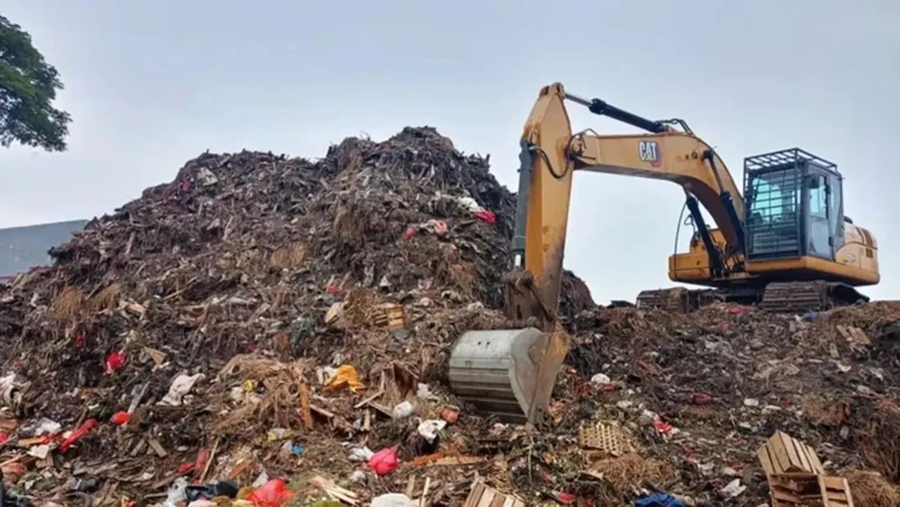 Tumpukan Sampah Menggunung Di Pasar Induk Kramat Jati, Jakarta Timur, Diangkut. Sepuluh Truk Sudah Mengangkut Tumpukan Sampah. (antara/siti N)