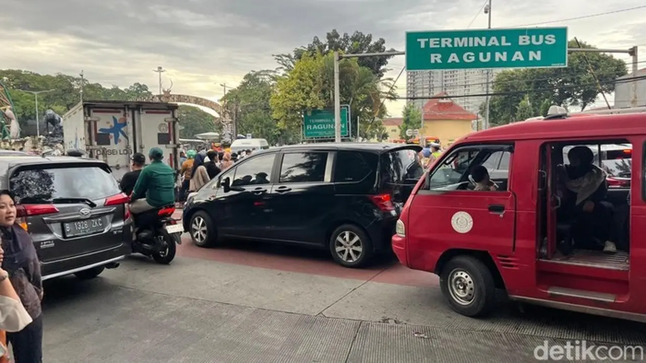 Lalu Lintas Di Sekitar Ragunan Macet Usia Bubaran Pengunjung (foto: Rumondang Naibaho/detikcom)