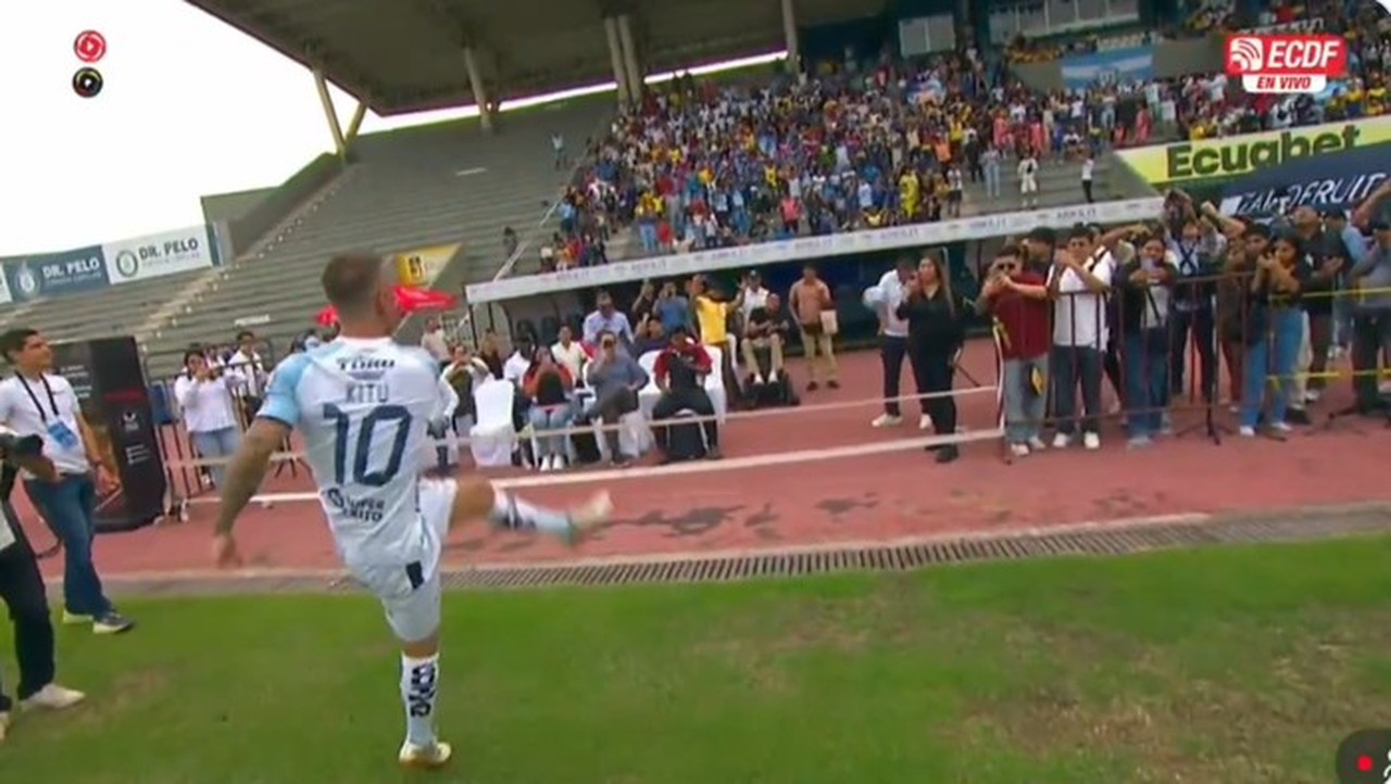 Kitu Diaz Bikin Heboh: Tendang Bola ke Staf Klub Saat Perkenalan di Guayaquil City Kitu Diaz Bikin Heboh: Tendang Bola ke Staf Klub Saat Perkenalan di Guayaquil City