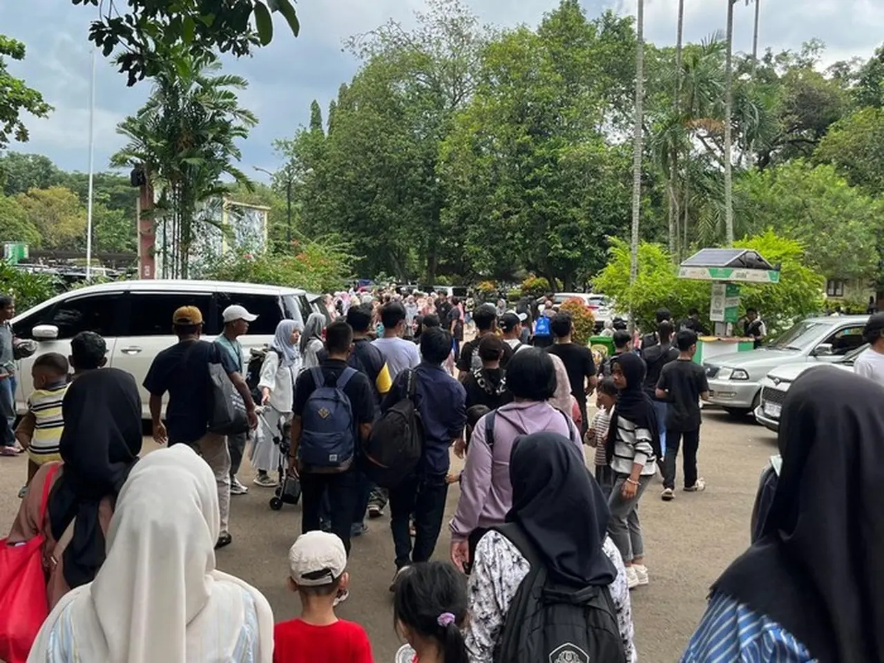 Foto: Jumlah Pengunjung Taman Margasatwa Ragunan Mencapai 113.000 Di Tahun Baru 2026, Kamis (1/1/2026). (rumondang/detikcom)